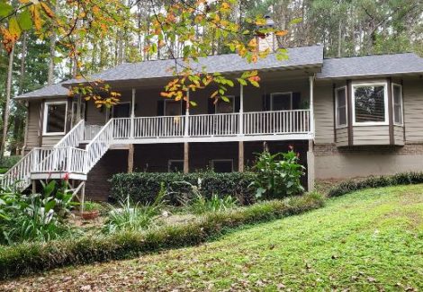 photo of brick home in alpharetta before being repainted