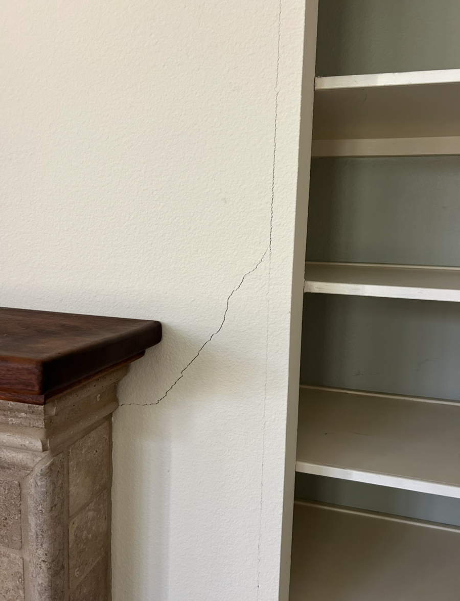 interior wall with cracks Preview Image 6