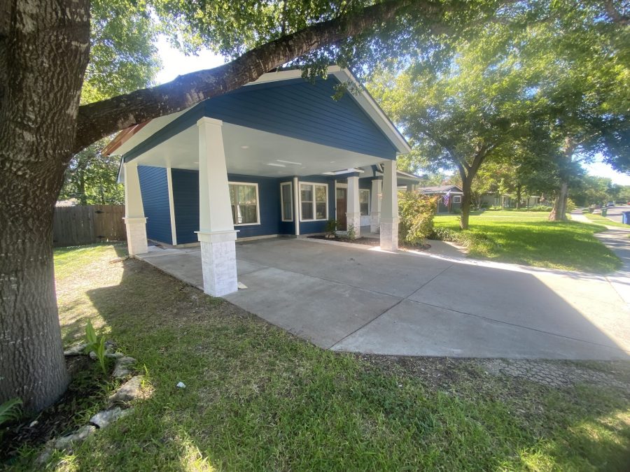 driveway and portico with blue siding Preview Image 2