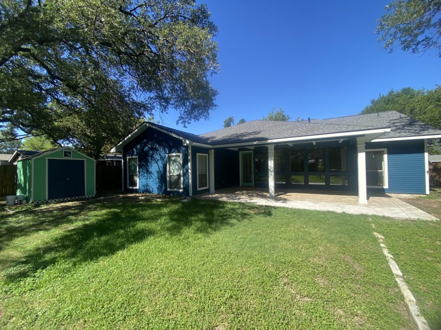 covered patio behind house with blue siding and back yard Preview Image 6
