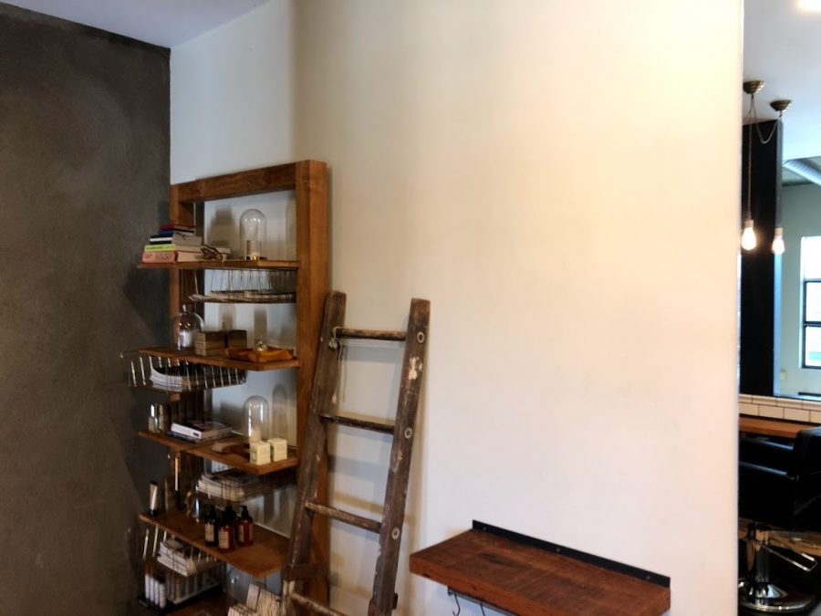 Shelves in shed salon Preview Image 3