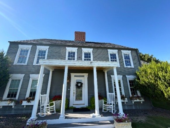 house with worn grey siding Preview Image 9