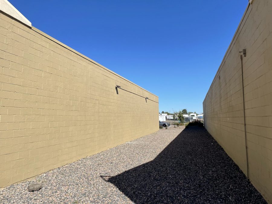 gravel area between two shopping center buildings Preview Image 13