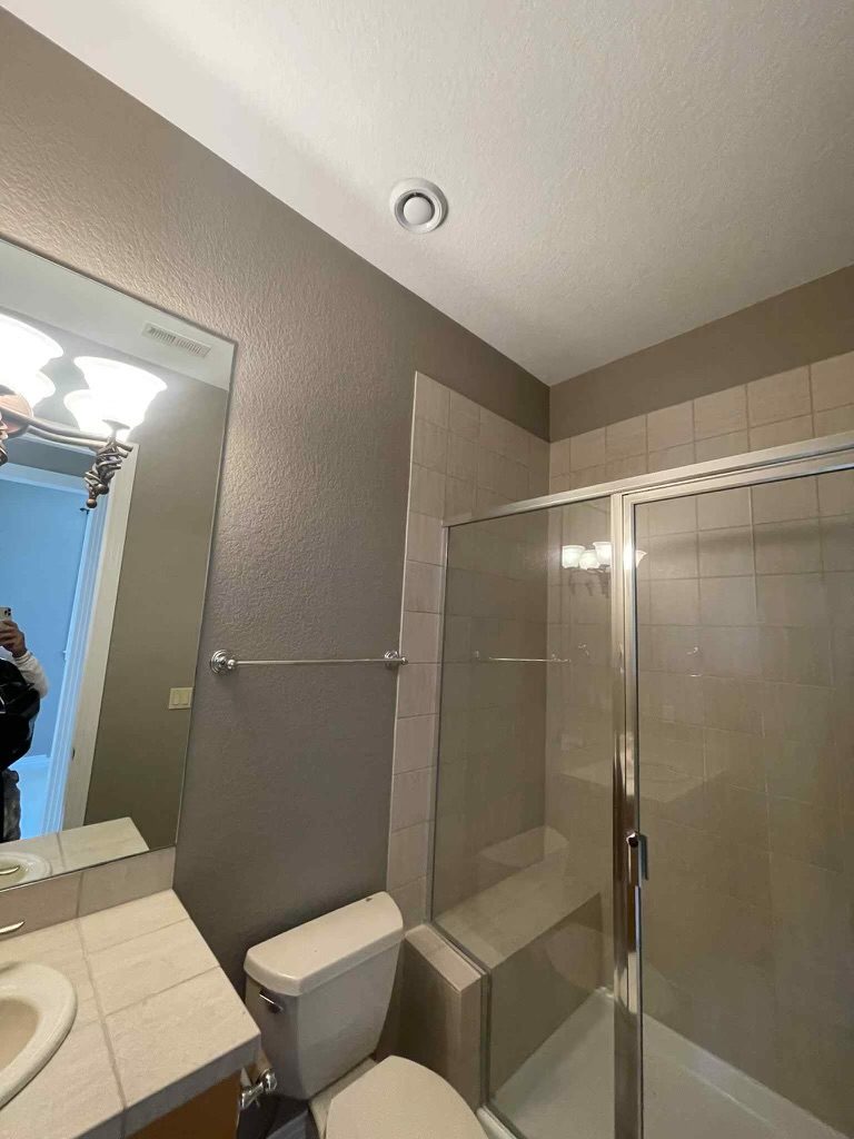 bathroom shower and toilet Preview Image 3