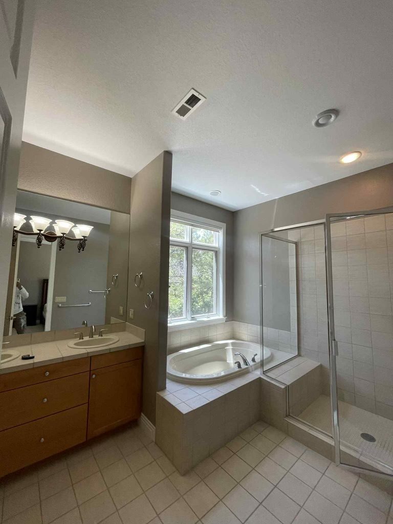 master bathroom with soaking tub Preview Image 2