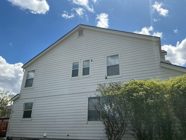 worn and dirty siding on house Preview Image 7