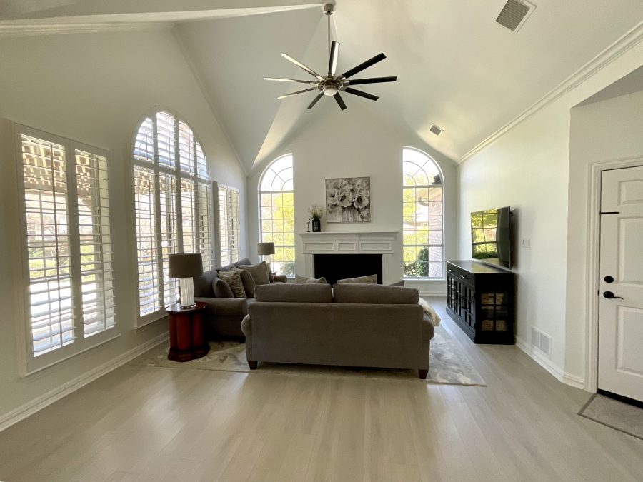 living room with vaulted ceilings and large ceiling fan Preview Image 12