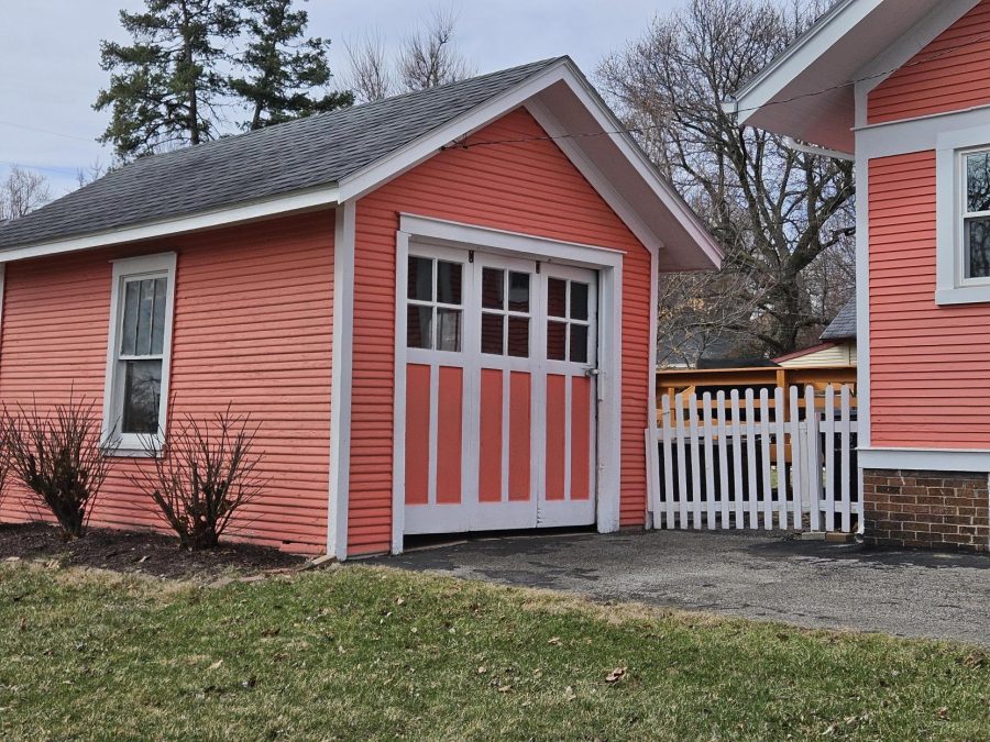 house with pink painted siding Preview Image 2
