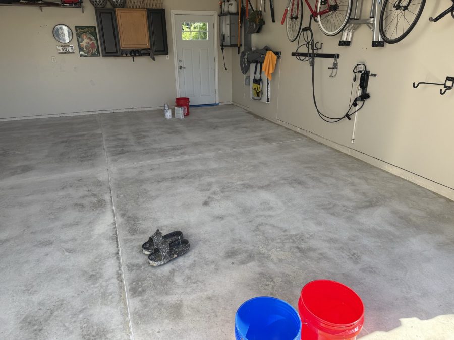 home garage with concrete floor Preview Image 2