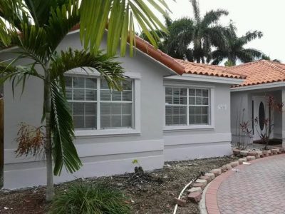 white stucco home in florida