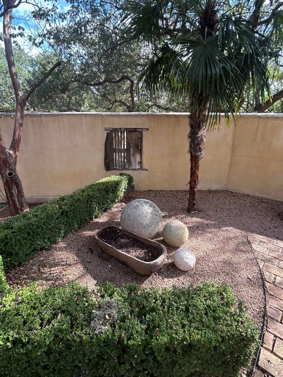 stucco courtyard wall before repaint Preview Image 6