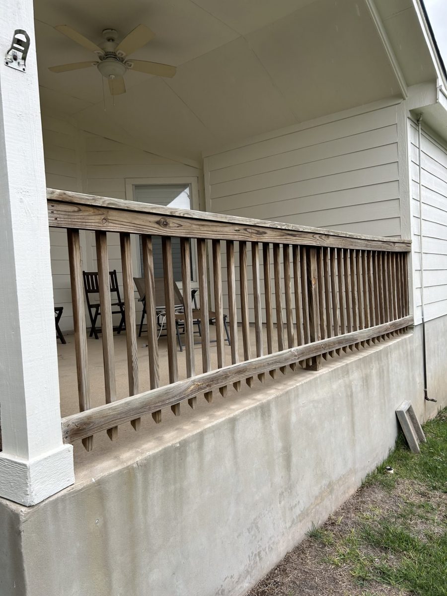 deck with worn wooden rails Preview Image 4