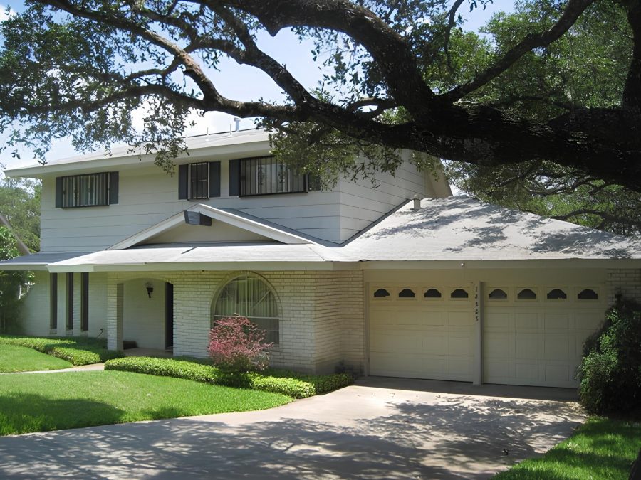 White Home Exterior in Thousand Oaks, TX