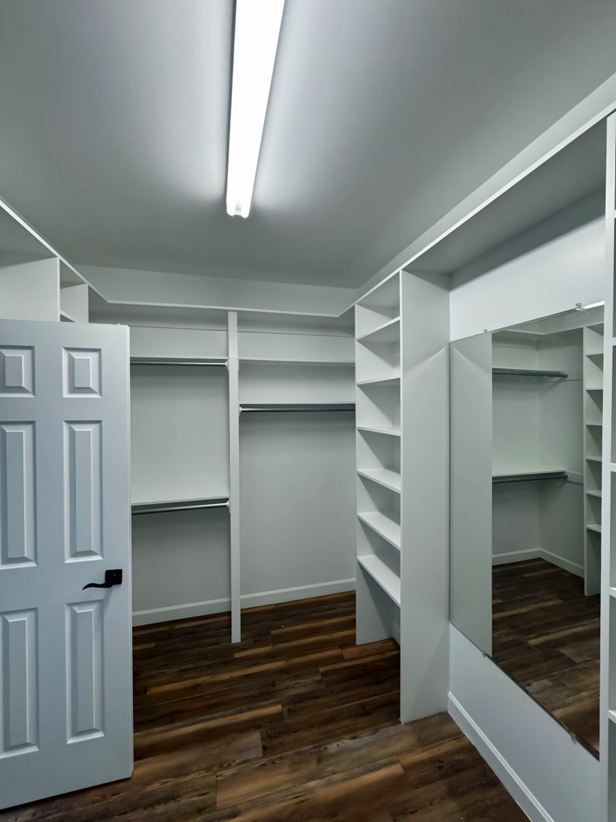 walk-in closet Preview Image 4