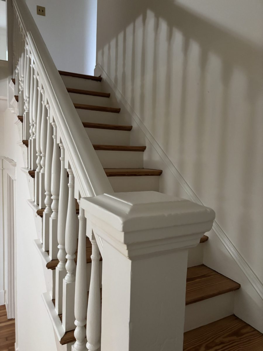 L-shape staircase in home Preview Image 2