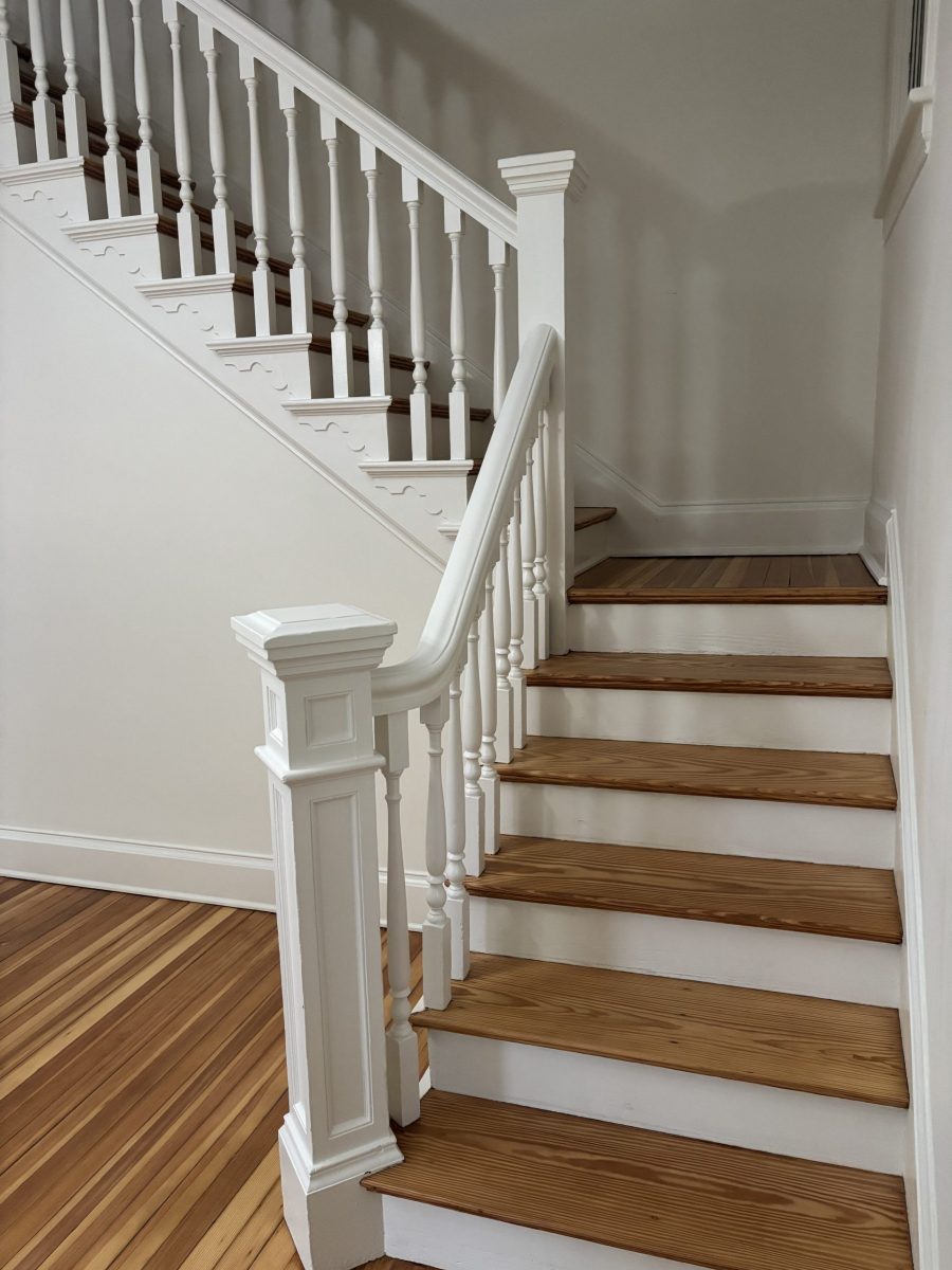 L-shape staircase in home Preview Image 3