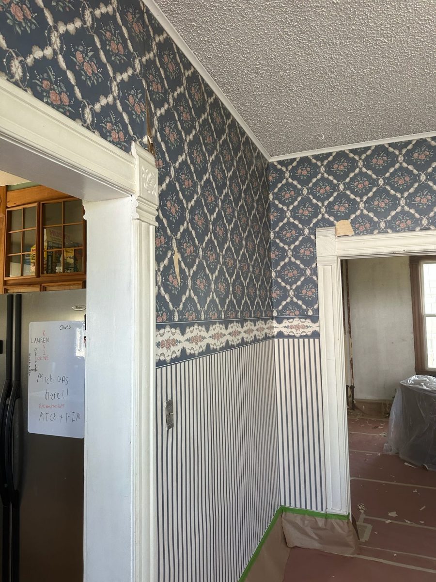 wallpapered home interior Preview Image 9