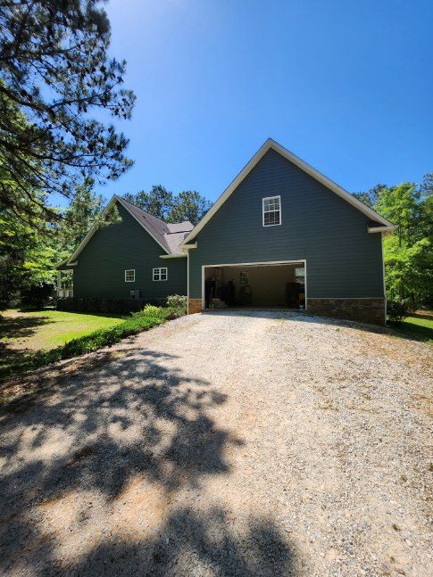 Right View of Exterior Home Preview Image 3