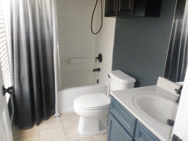 condo interior bathroom before repaint Preview Image 9