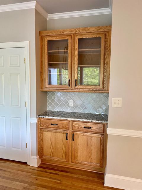 photo of kitchen cabinets in sandy springs before being repainted