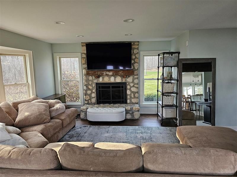 Front View of Living Room Preview Image 4