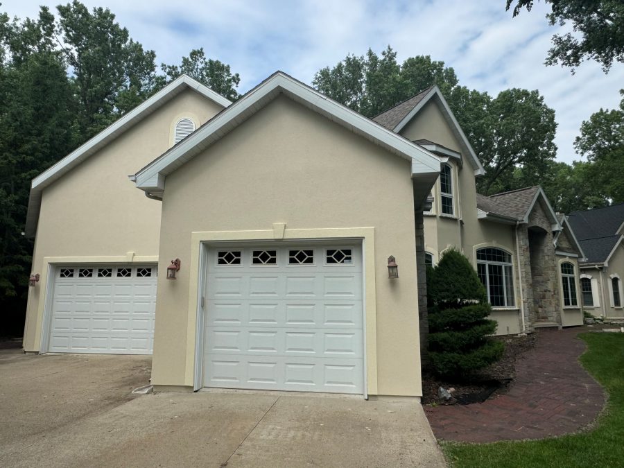 garage and driveway on side of home Preview Image 2