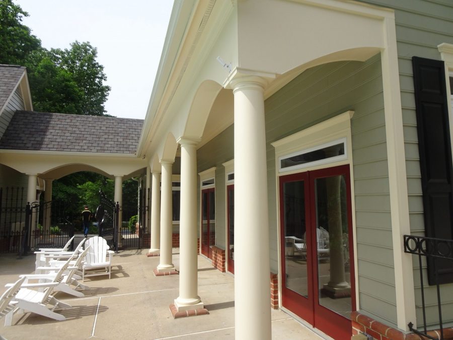 Back View of HOA Building Walkway Preview Image 11