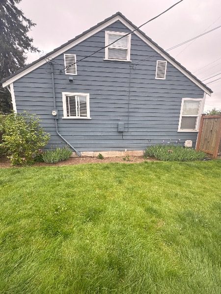 cedar siding with faded and peeling paint Preview Image 15
