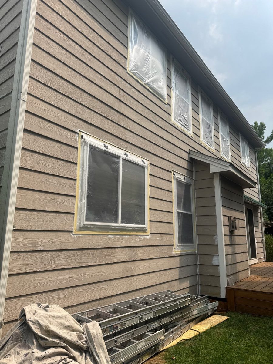 house with worn and dirty tan siding Preview Image 17