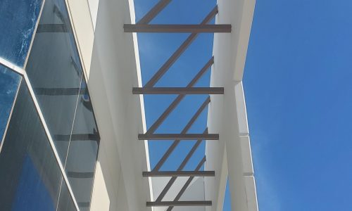 From the facade to the foot of the building