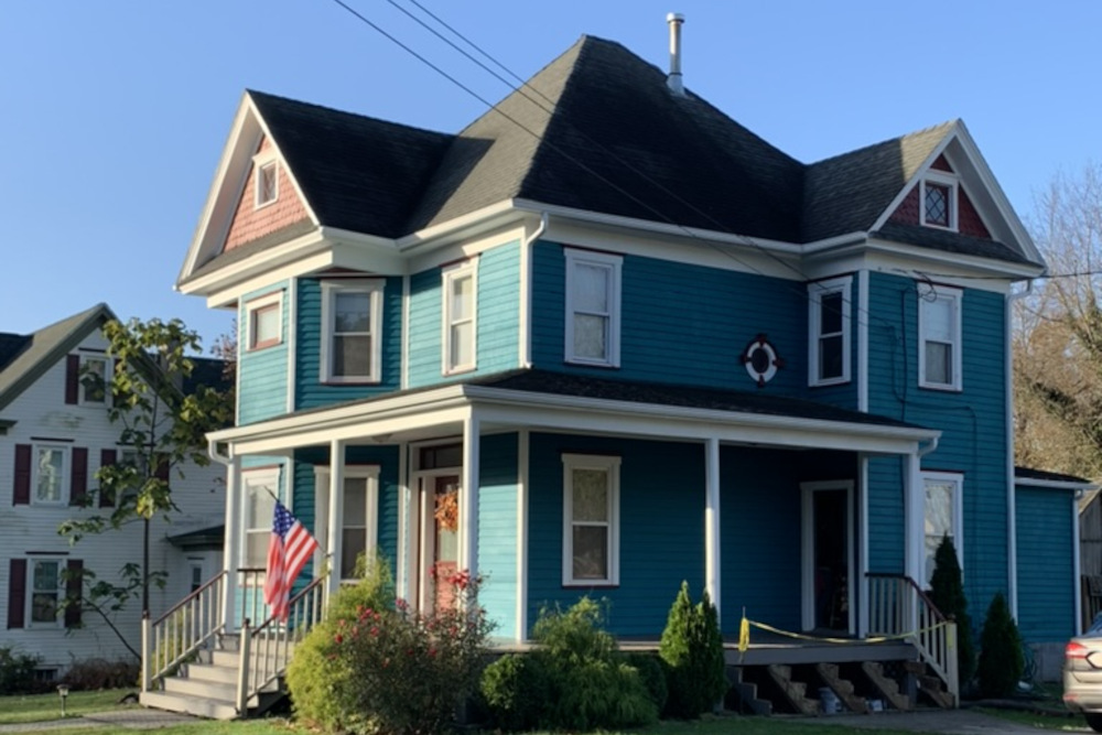 a house in new jersey with an exterior paint job of the color teal 