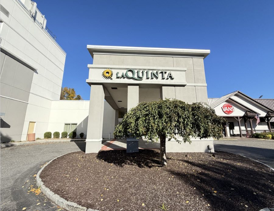 LaQuinta Hotel Professional Exterior Painting Preview Image 1