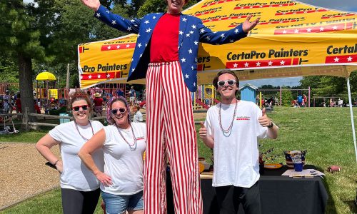 team-with-man-on-stilts