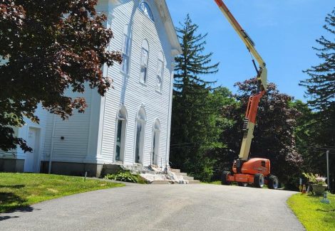 First Church of Berlin with painters lift - Angle 2