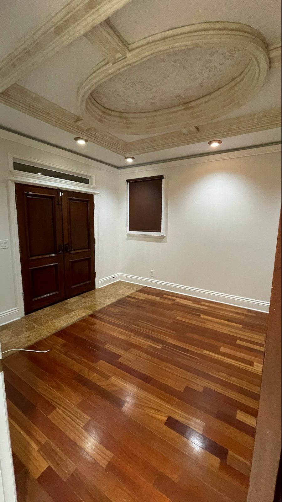 Foyer with hardwood floors painted to match the ceiling. Preview Image 9