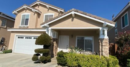 A bright take on a natural stucco finish