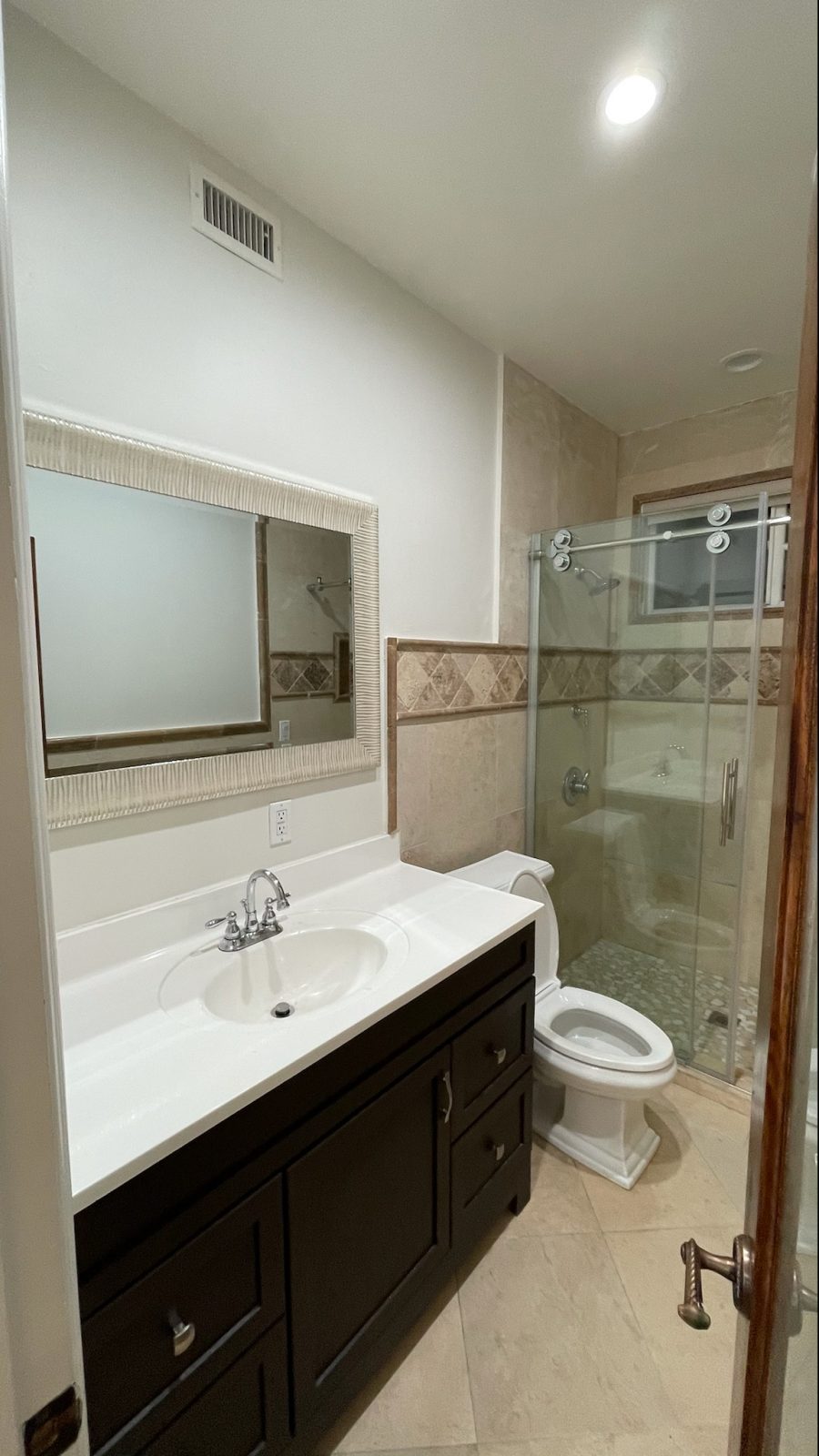 another bathroom painted using the same shade on the walls and ceiling. Preview Image 4