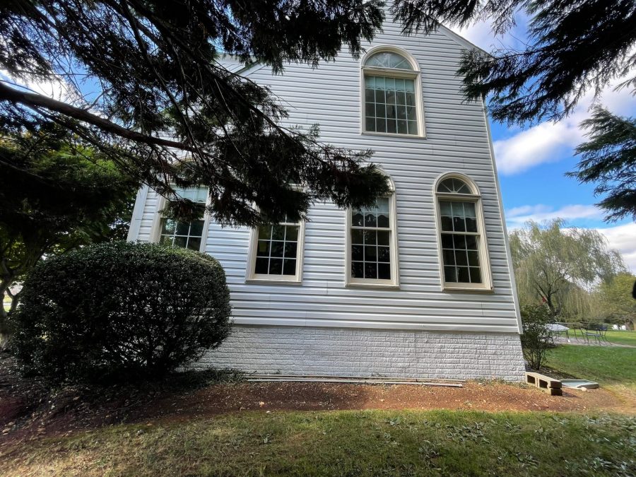 Exterior Paint of the Side of the Leesburg House Preview Image 3
