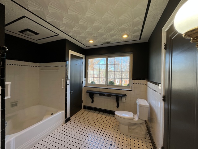photo of repainted bathroom in louisville