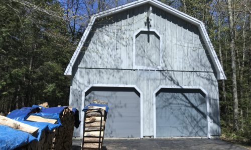 Garage / Barn in Driveway