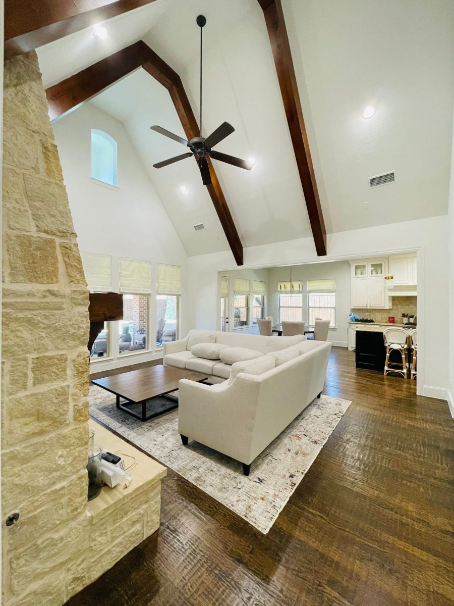 living room with vaulted ceilings Preview Image 11