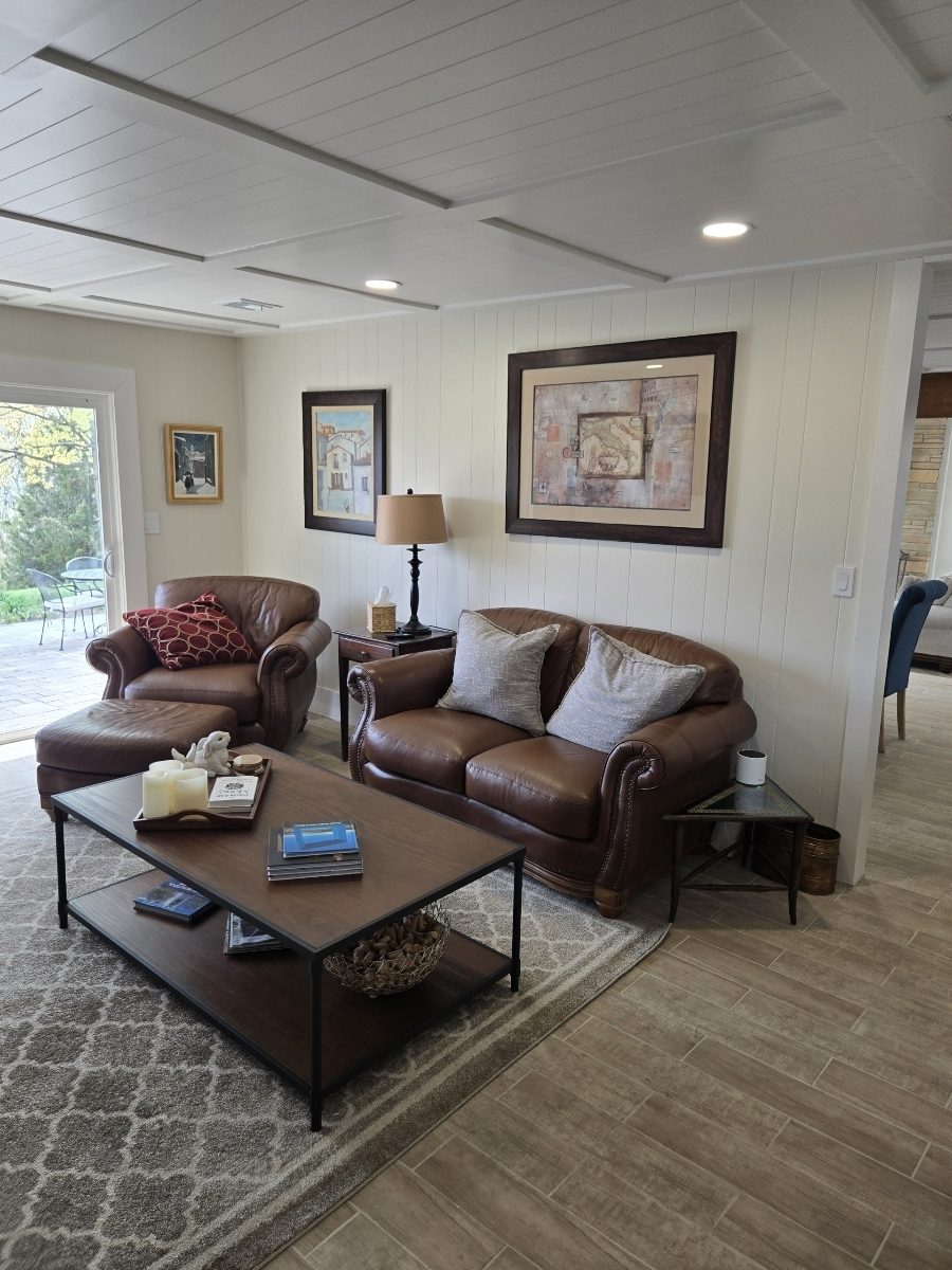 seating area with leather chairs Preview Image 3