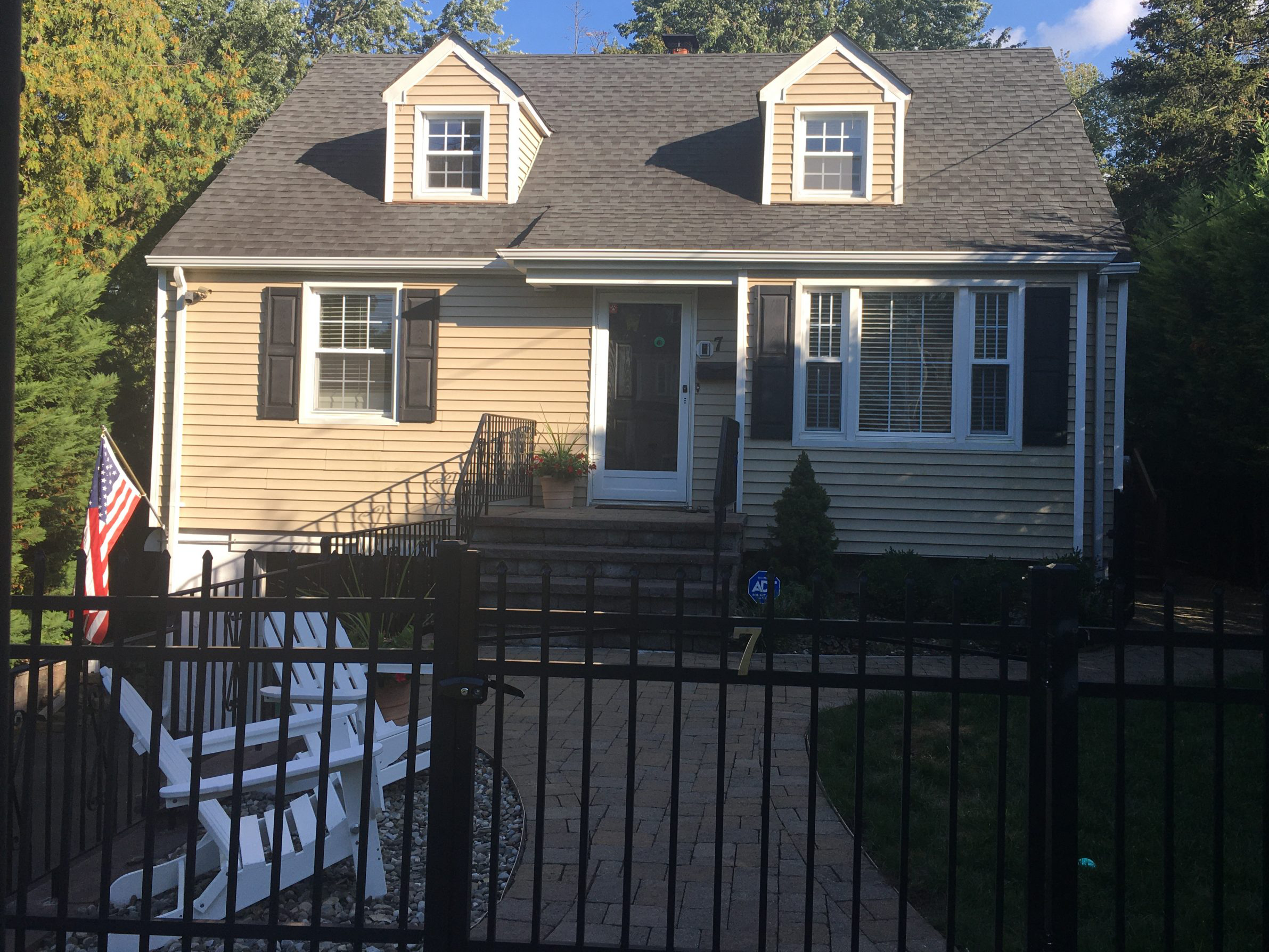 A Cape in Watchung gets Vinyl Siding Painted Before