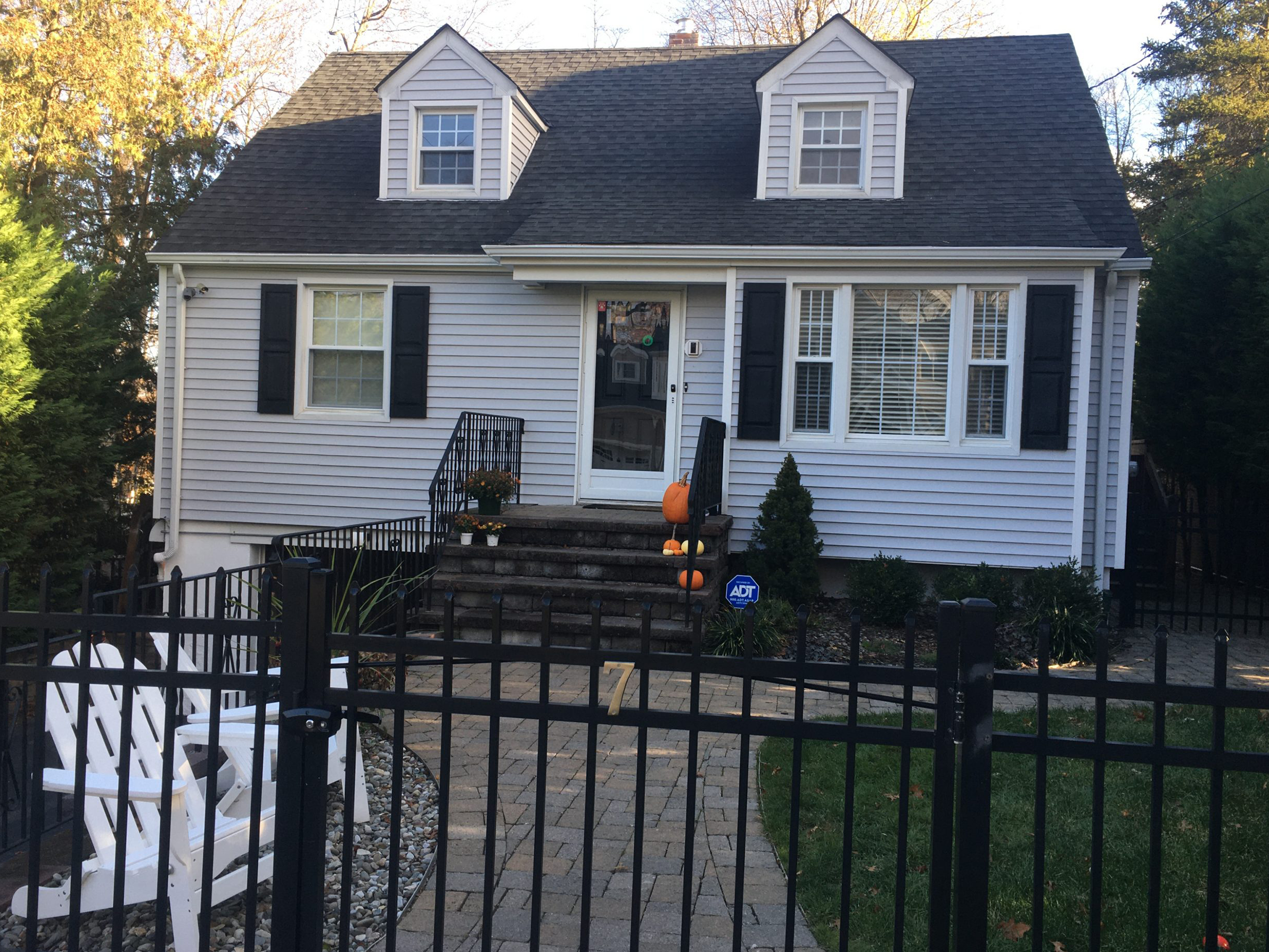 A Cape in Watchung gets Vinyl Siding Painted After