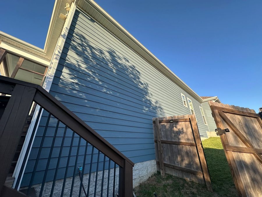 house with blue painted siding Preview Image 3