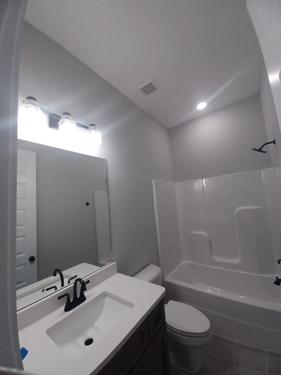 all-white bathroom Preview Image 7