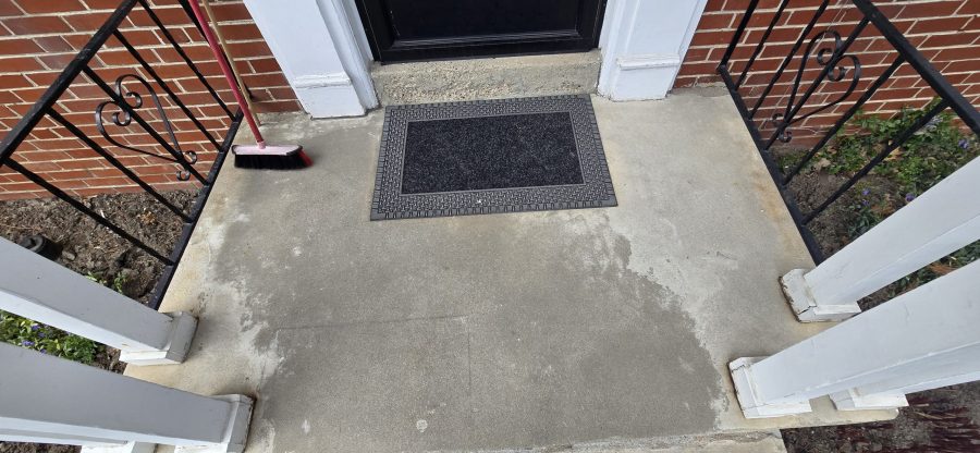 entryway step before repaint Preview Image 11