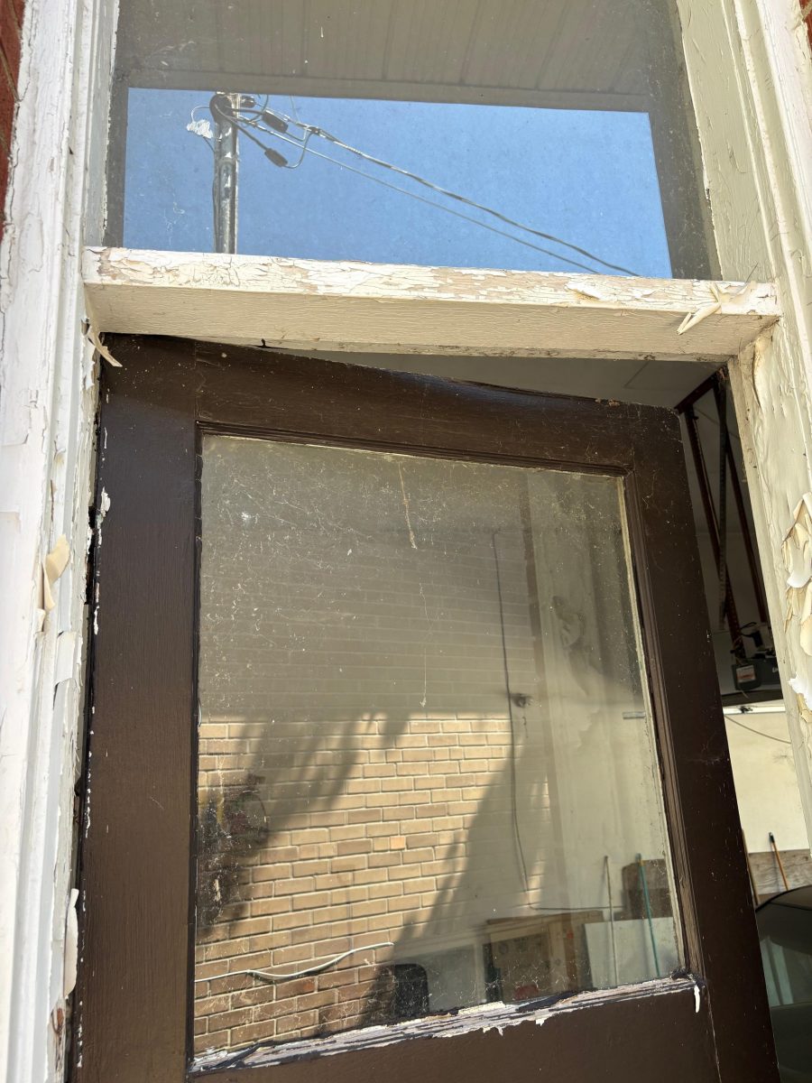 peeling paint on door frame Preview Image 16