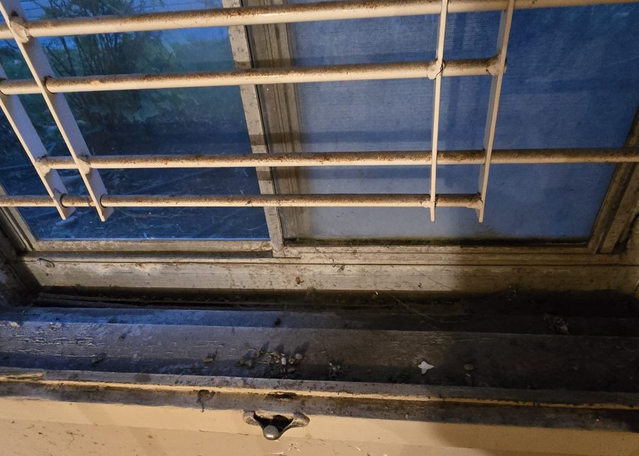 window with damaged window frame Preview Image 7