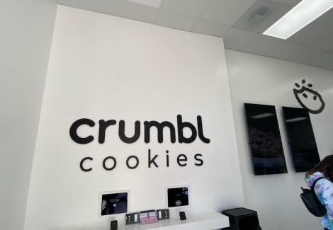 Retail business interior repainting in Valencia.